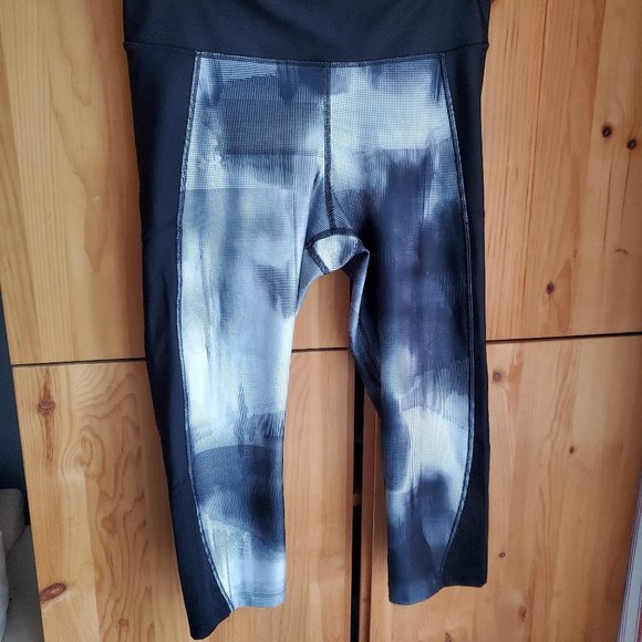 Under Armour Women's Cropped Grey Leggings size Large - Picture 1 of 4
